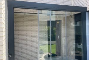 Lee más sobre el artículo Techo fijo con cortina de cristal corredera