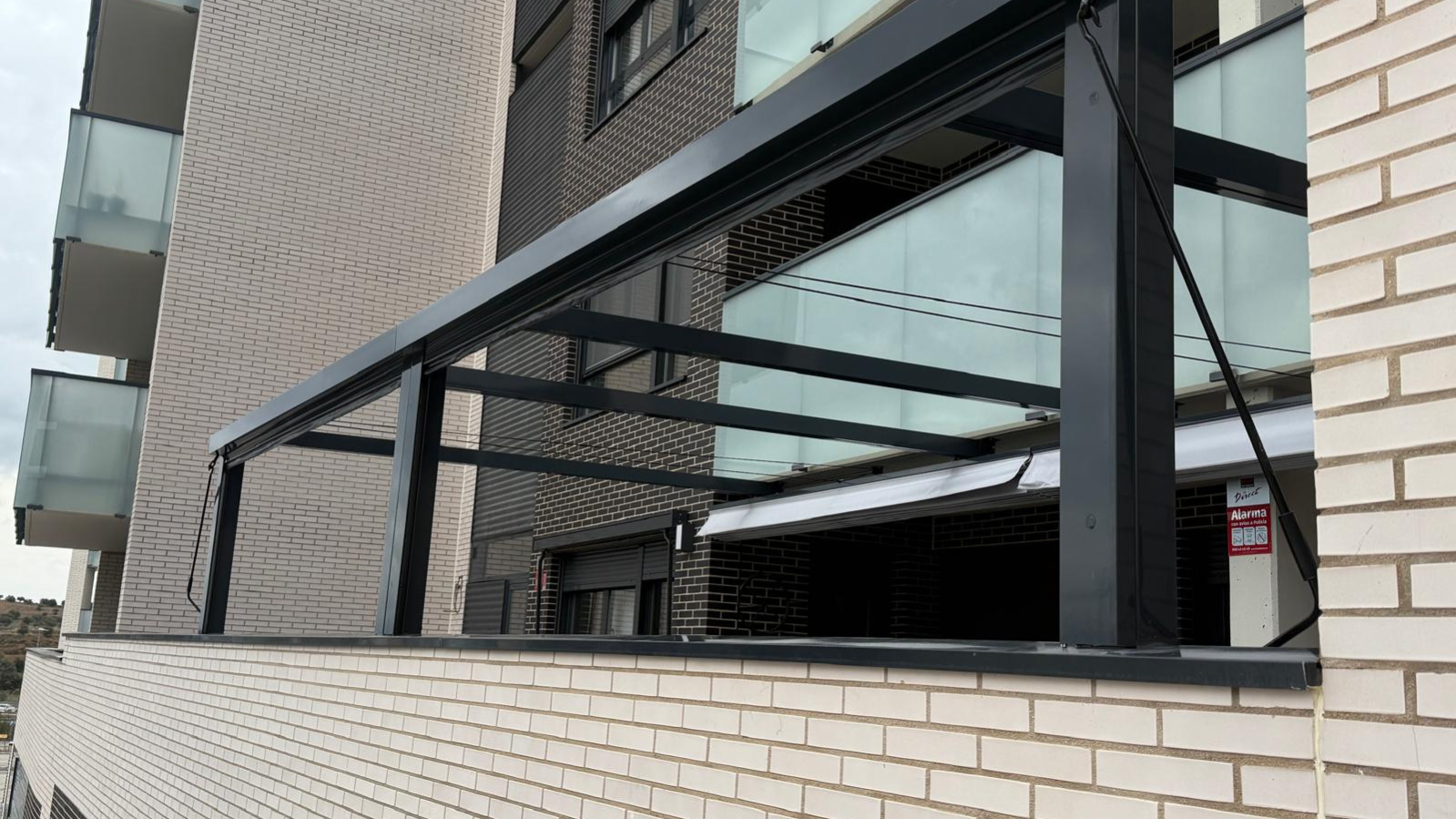 PÉRGOLA PARED PORTERÍA CON COFRES BAJANTES