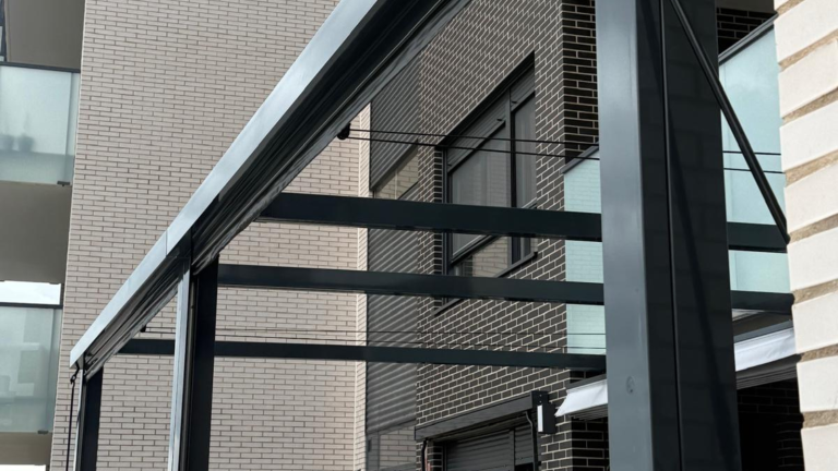 PÉRGOLA PARED PORTERÍA CON COFRES BAJANTES2