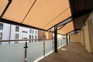 Lee más sobre el artículo Toldos: un escudo contra los rayos UV y un aliado para tu hogar