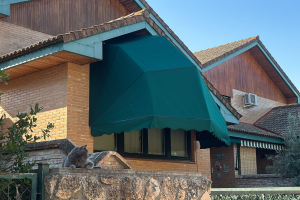 Lee más sobre el artículo Toldos de capota, sombra con estilo y funcionalidad