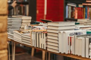 Lee más sobre el artículo Sombras con historias: toldos en la literatura